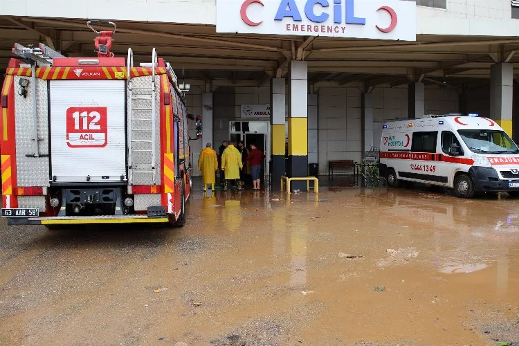 Şanlıurfa'da selin vurduğu hastanenin yoğun bakım ünitesi boşaltıldı