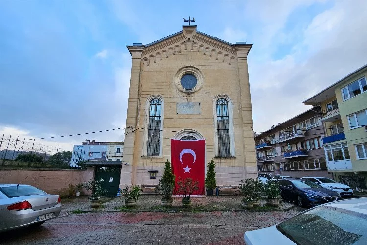 Sarıyer'deki saldırının düzenlendiği kiliseye Türk bayrağı asıldı