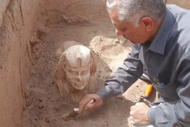 Mısır'da arkeologlar Sfenks benzeri heykel buldu