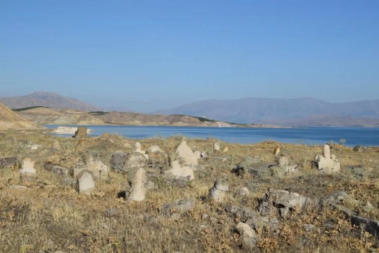 Suların çekilmesiyle Selçuklu ve Osmanlı mezarlıkları ortaya çıktı