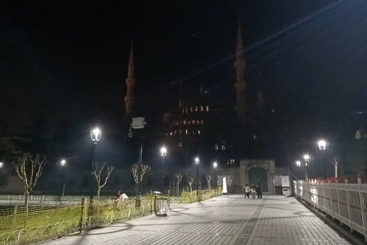 Sultanahmet Camii'nde ışıklar depremde hayatını kaybedenler için söndürüldü