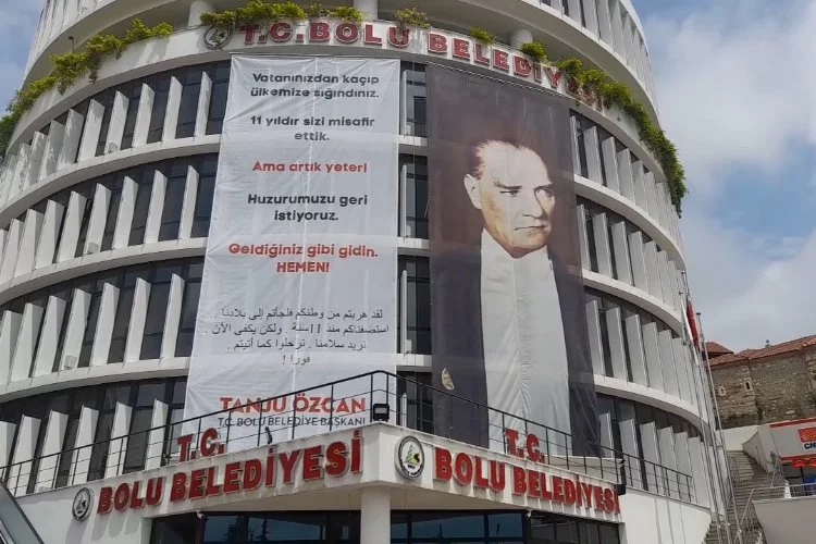 Tanju Özcan'ın belediye binasına astırdığı 'hemen gidin' pankartı indirildi