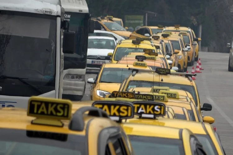 Tarife güncellemek isteyen taksiciler uzun kuyruklar oluşturdu