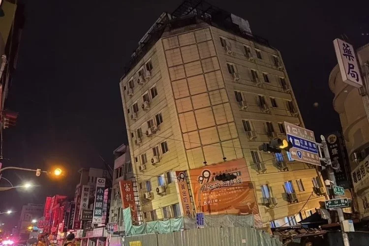 Tayvan’daki depremde bina yan yattı