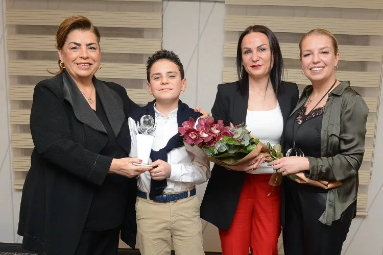 Türk Anneler Derneği Bursa'dan genç şampiyon Ediz'e ödül