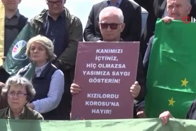 Türkiye'de konser verecek olan Kızılordu Korosu'na protesto