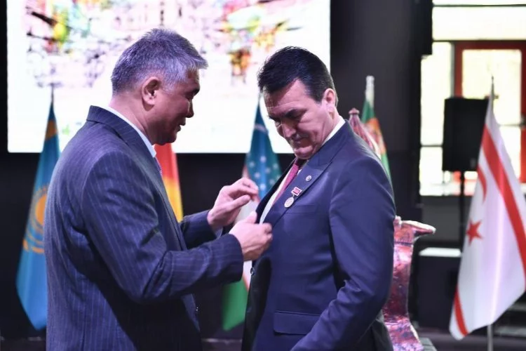 TÜRKSOY’dan Mustafa Dündar’a Onur Madalyası