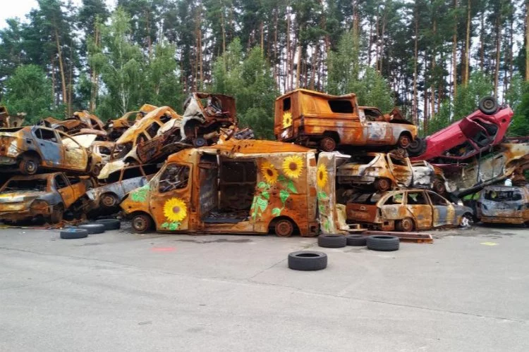 Ukrayna’da hurdaya dönen araçlar tuval oldu