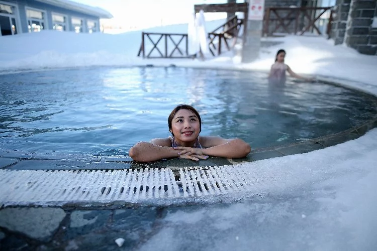 Uludağ'a dondurucu soğukta havuz keyfi