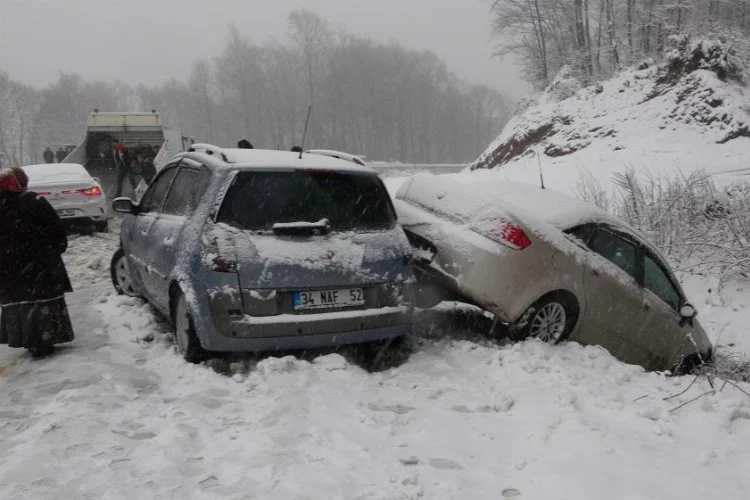 Uludağ'da kar bastırdı: Kazalar peş peşe geldi