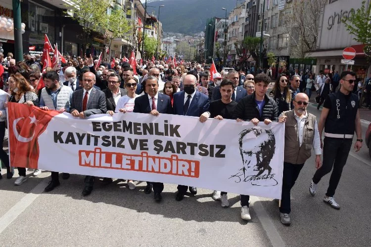 Bursa'da coşkulu 23 Nisan yürüyüşü