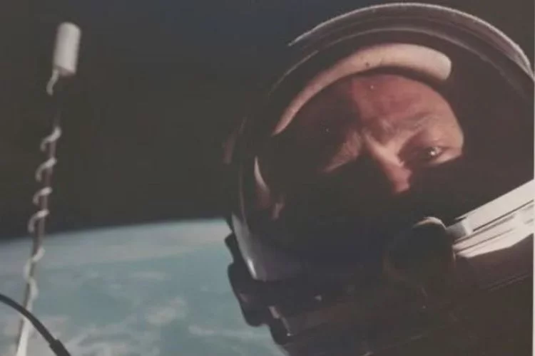 Uzayda ilk selfie satışa çıkıyor