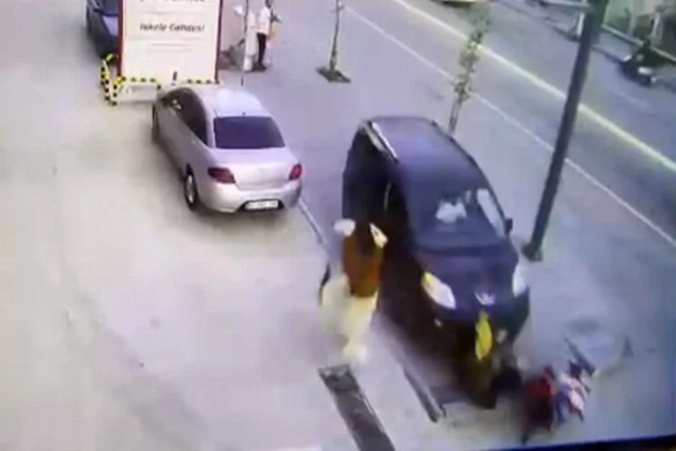 Van'da feci kaza: Bebek arabası havaya savruldu