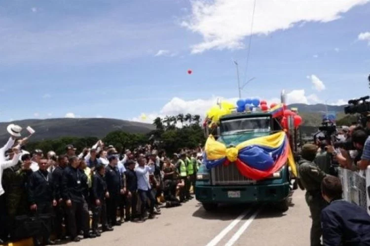 Venezuela-Kolombiya kara sınırı 7 yıl sonra açıldı