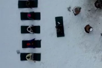 Uludağ'da karlar üzerinde yoga