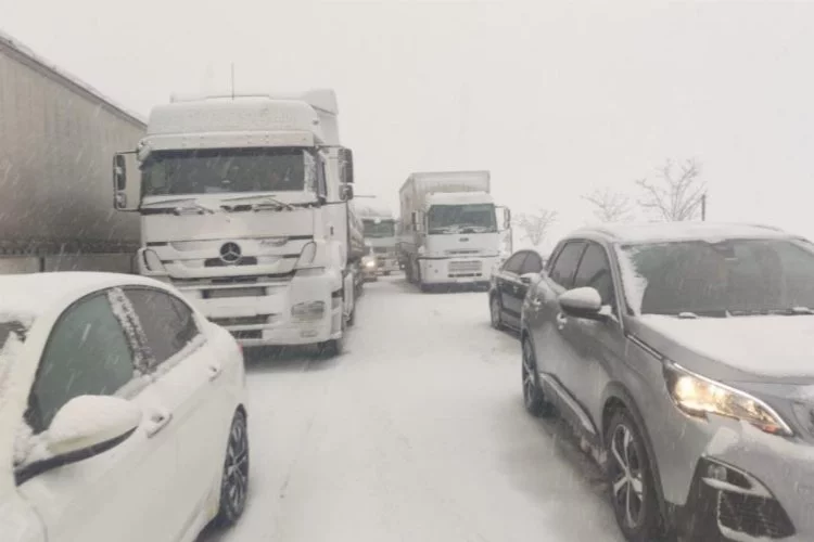Yalova-Bursa yolunda ulaşıma kar engeli