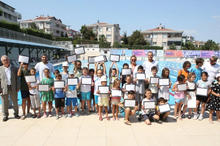 Bursa'da yüzlerce çocuğun sertifika heyecanı