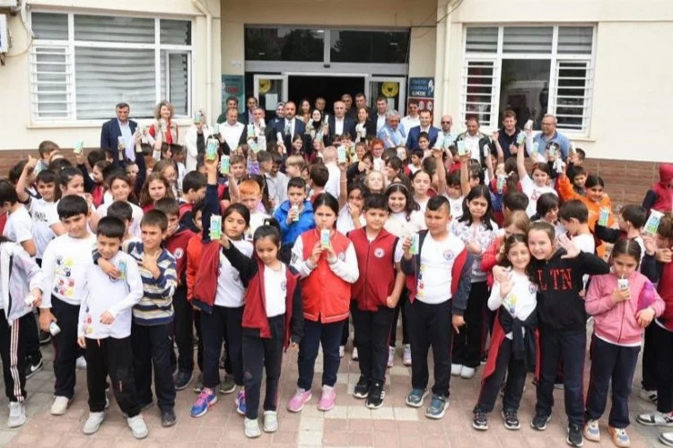 Yenişehir'de öğrencilere süt ikram edildi