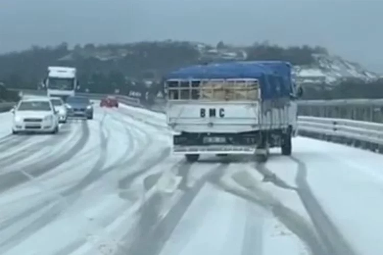 Yollar buz tuttu, araçlar yolda kaldı