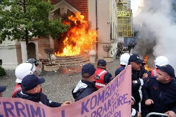 Yolsuzluk protestosu: Belediye binasını ateşe verdiler