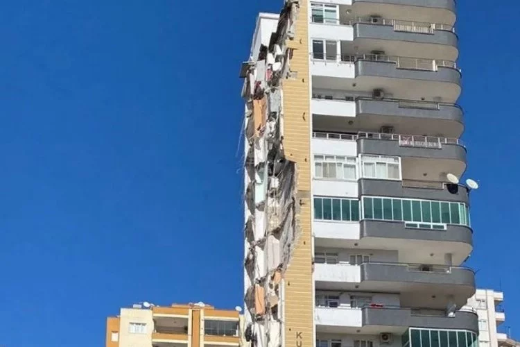 Adana'da 13 katlı binanın yarısı yıkıldı yarısı ayakta!