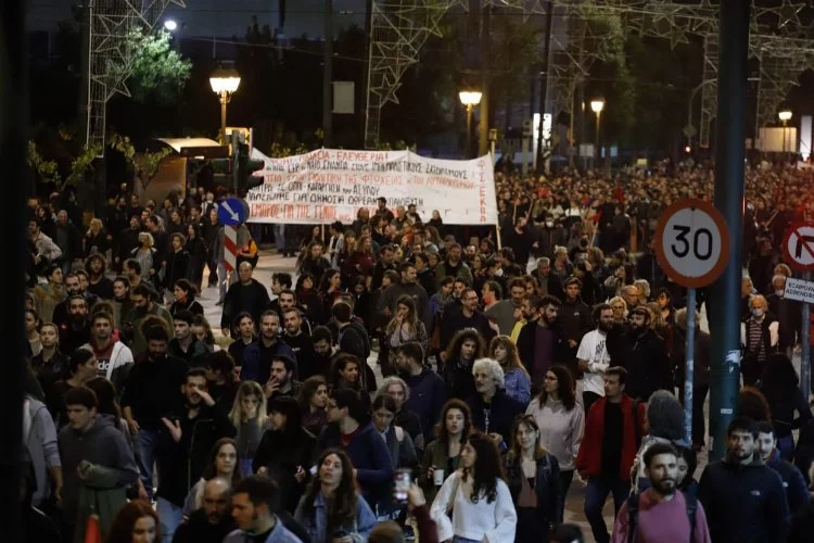Yunanistan'da yüzlerce kişi ABD Büyükelçiliğine yürüdü